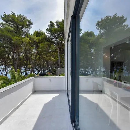 Appartement By The Sea,private Parking,sea View,quiet Area,nice Walk By The Sea To Center,wifi,bbq *