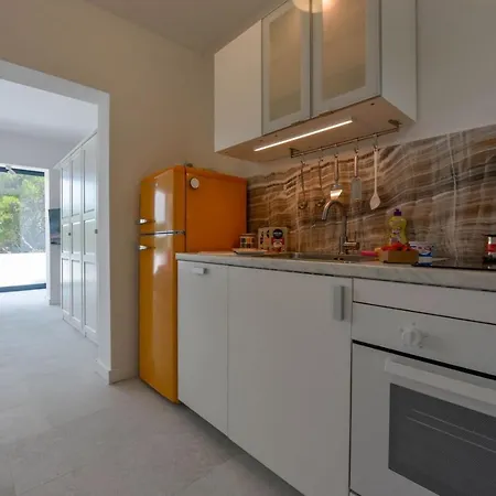 Appartement By The Sea,private Parking,sea View,quiet Area,nice Walk By The Sea To Center,wifi,bbq
