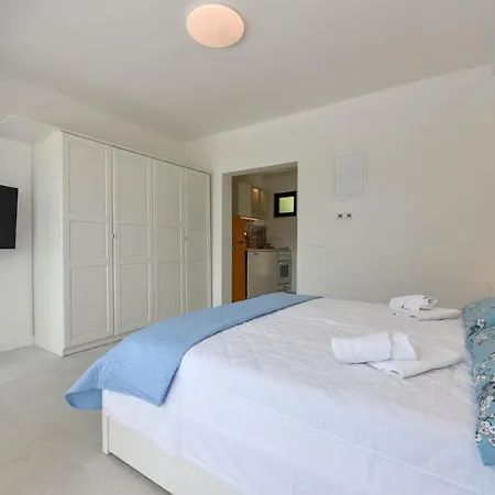 Appartement By The Sea,private Parking,sea View,quiet Area,nice Walk By The Sea To Center,wifi,bbq *